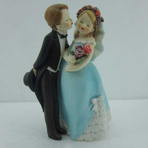 Romantic Wedding Cake Topper Decor Creative Resin Holding Bride Groom Figures