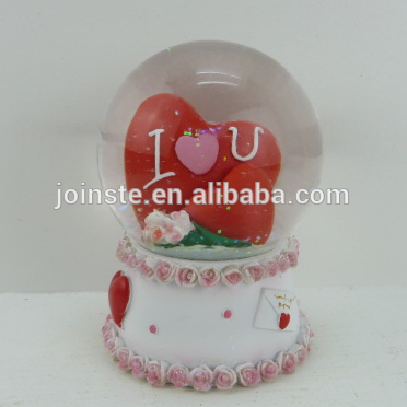 Custom cheap resin heart shape snow globe with white base wedding decoration