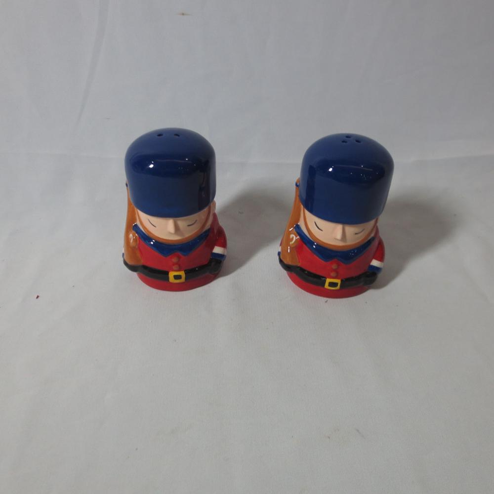 Ceramic Salt & Pepper Shaker Set,British London Queen Royal Guard Soldier