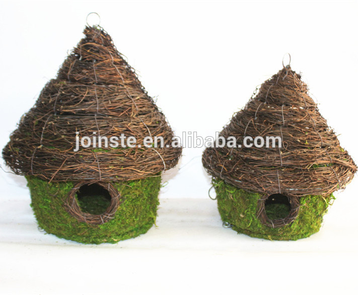 Moss birdhouse with flexible bottom
