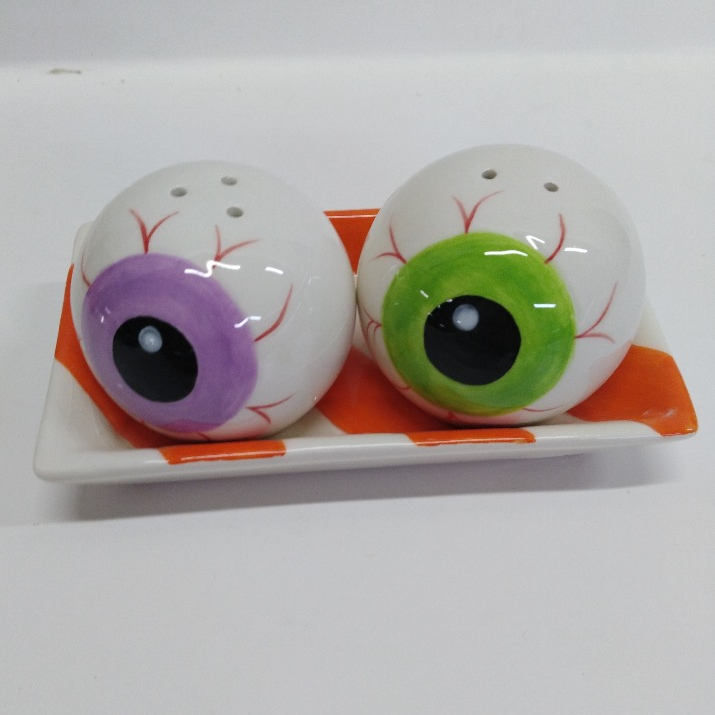 Halloween theme salt and pepper shaker ,ceramic decorative eyeball shape salt pepper shaker with holder