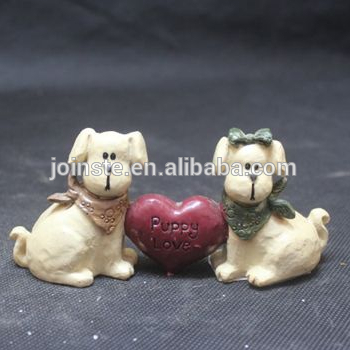 Custom resin dogs with heart shape decoration outdoor ornament