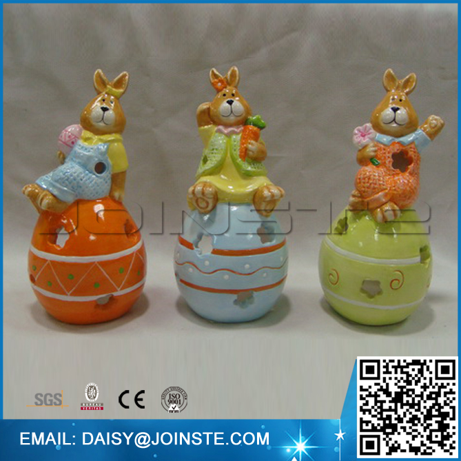 Painting Brisk bunny light holder with shaped ceramic easter egg