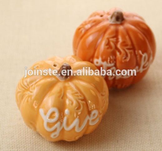 Customized Halloween pumpkin ceramic salt and pepper shaker Cruet set spice shaker