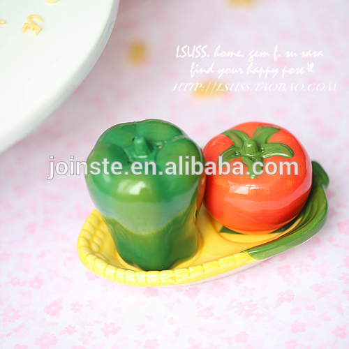 Customized pepper and tomato salt and pepper shaker spice shaker