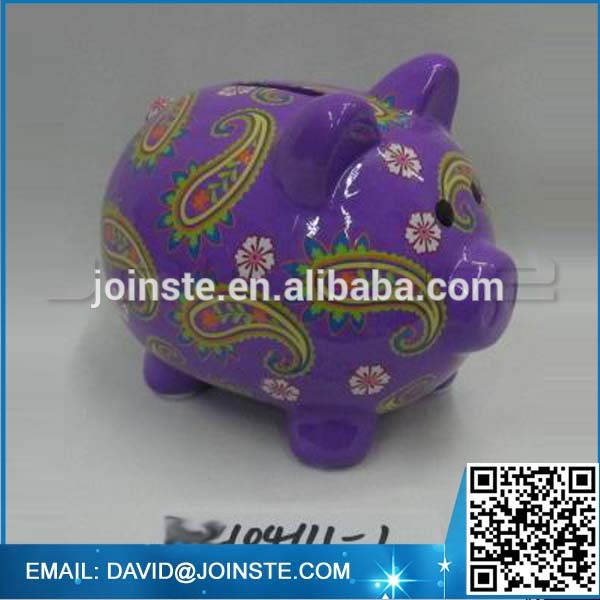 Painting ceramic pig money bank
