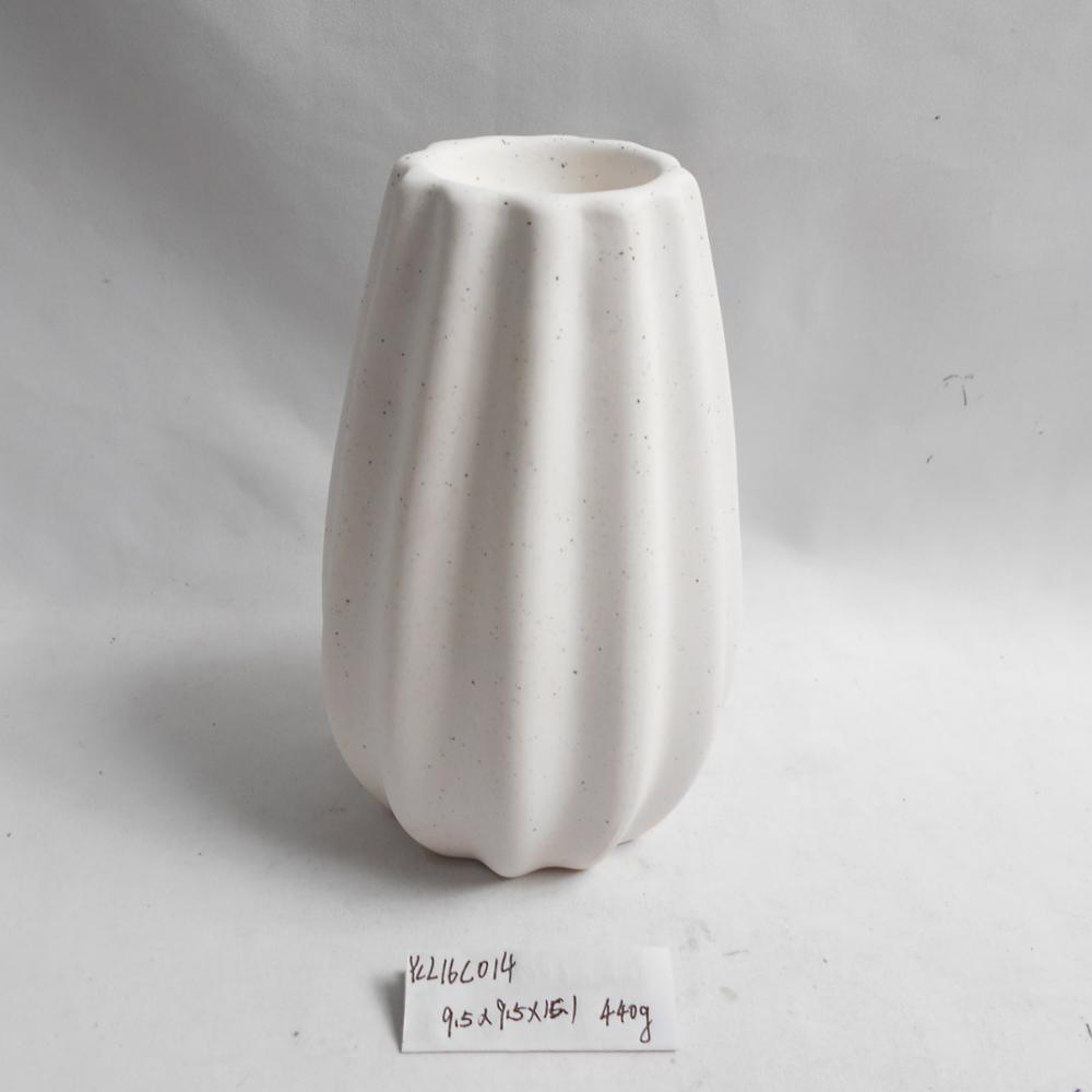 White dolomite novel design candle holder ceramic candle stand for home decoration