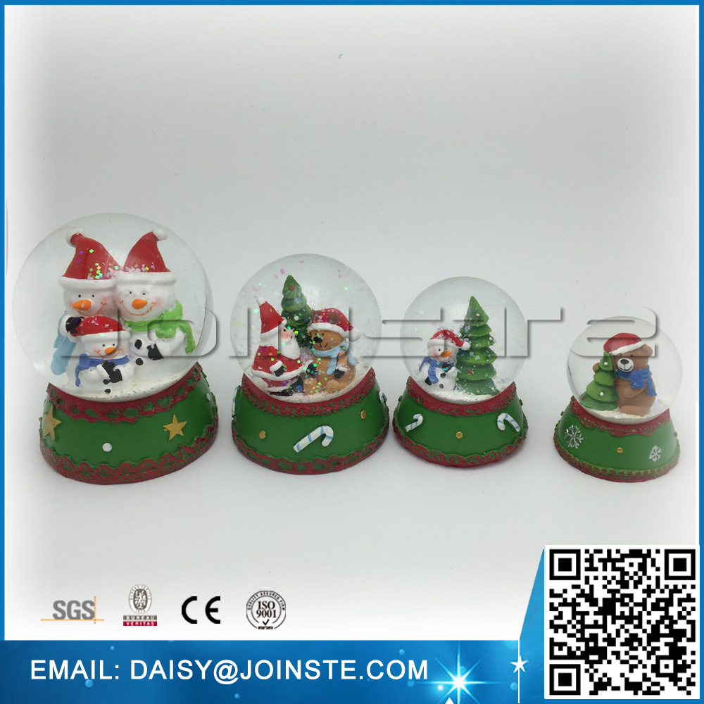 Multi sizes christmas polyresin snow globe made in China