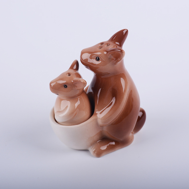 Customized new design kangaroo salt and pepper shaker set of two