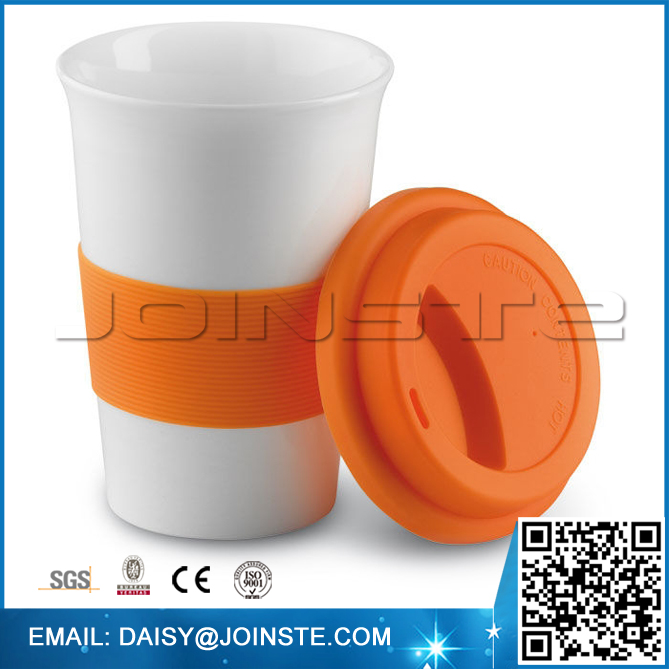 Double wall ceramic coffee mug with silicone lid and sleeve