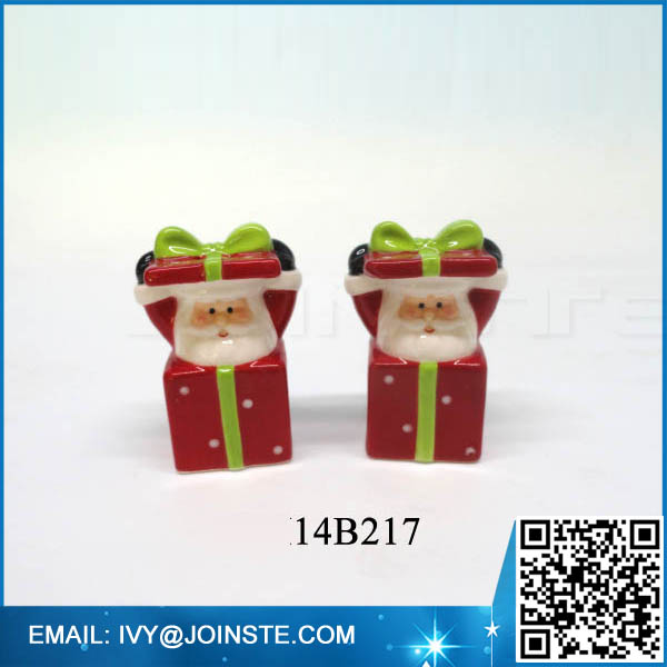 Gift box shaped salt and pepper shakers for Christmas