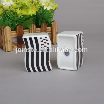 Customized white and black flag ceramic salt and pepper shaker set spice shaker home kitchen