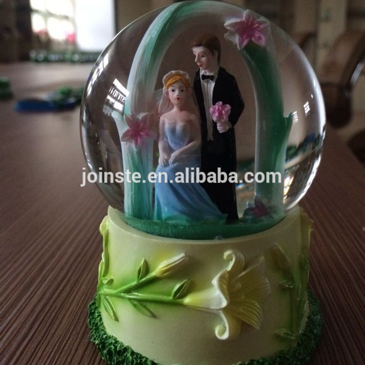 Custom resin couple snow globe with green flower base souvenir wedding decoration