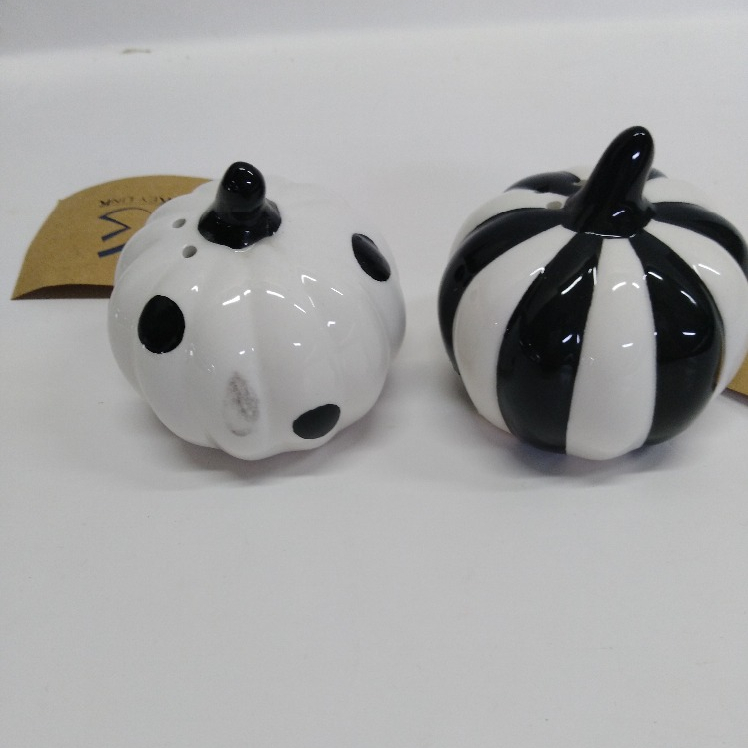 Halloween pumpkin shape salt pepper shaker , ceramic white and black salt and pepper shaker