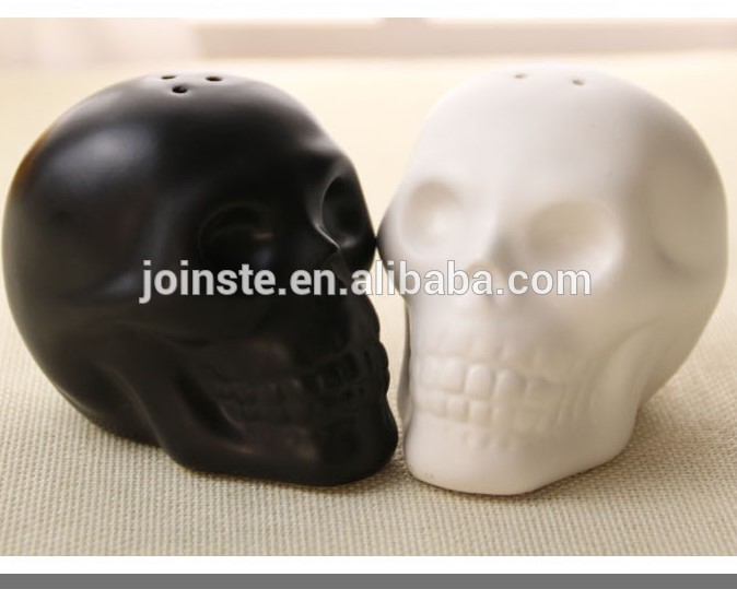 Customized disposable Halloween skull shape ceramic salt and pepper shaker